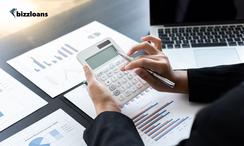 cash-flow-mistakes-avoid-in-business-2 businesswoman using a calculator and pen